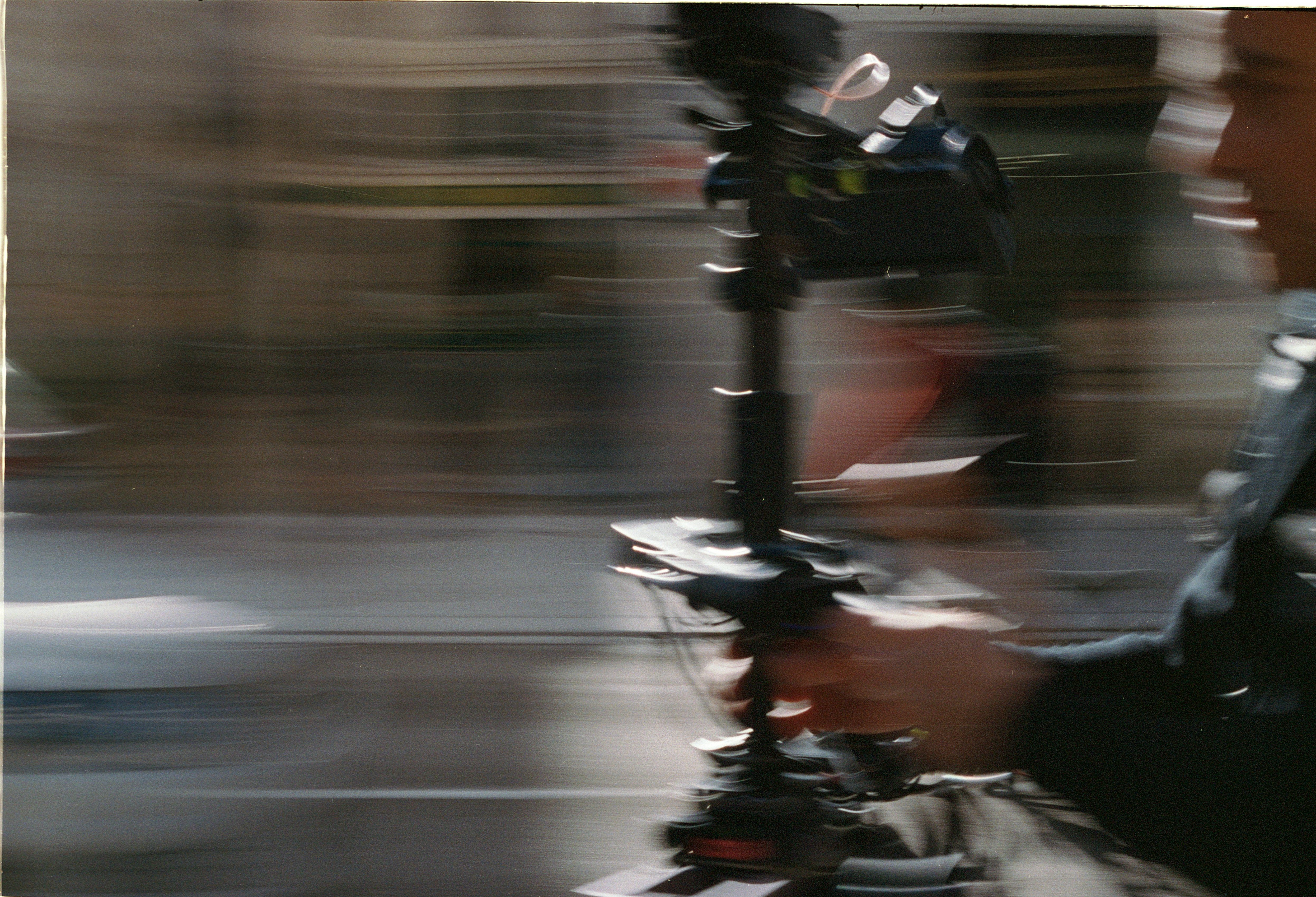 Ciclista rodando en un túnel urbano con un fuerte barrido de movimiento de cámara y luces de fondo, durante el rodaje de la campaña Etxeondo x Eurosport.